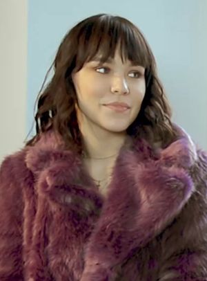 보라색 퍼 코트를 입은 여성(테일러 업살)