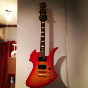 히데의 시그니처 모델 기타 중 하나인 Burny MG-130S