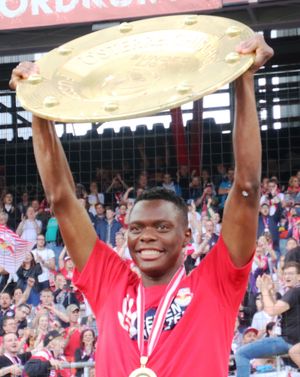 2018년 다카가 오스트리아 분데스리가 트로피를 들고 있는 모습