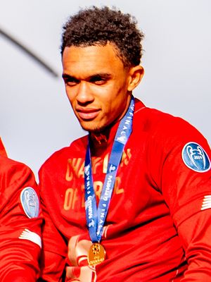 2019년 UEFA 챔피언스리그 결승전 우승 후 리버풀의 승리 퍼레이드에서 알렉산더아널드