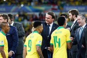 밀리탕(등번호 14)은 2019 코파 아메리카 우승 후 브라질 대통령 자이르 보우소나루와 CONMEBOL 회장 알레한드로 도밍게스와 악수를 나누고 있다.