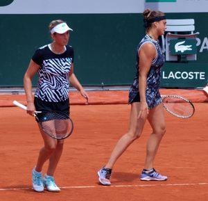 엘리즈 메르턴스와 함께한 여자 복식 경기