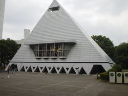 가쿠슈인 대학의 상징이라고도 불리는 피라미드형 교사(校舎)