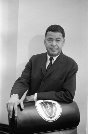 1967년 매사추세츠주 상원 의원 문장이 새겨진 의자 뒤에 서 있는 브룩