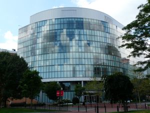 2002년에 완공된 베라키스 보건 과학 센터에는 부베 보건 과학대학이 있다.