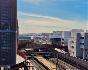 보스턴 캠퍼스의 헌팅턴 애비뉴와 컬럼버스 애비뉴를 연결하는 5개의 MBTA 및 암트랙 철도 노선을 가로지르는 보행자 다리