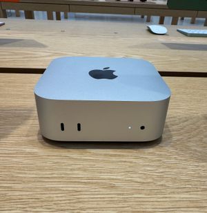 애플 스토어에 전시된 2024년형 맥 미니