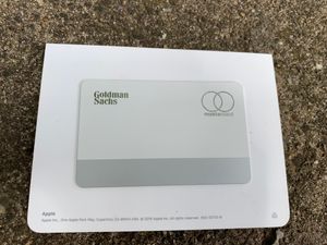 실물 애플 카드 뒷면. (Goldman Sachs)와 (Mastercard) 로고가 보임