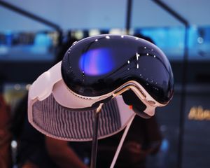 색상이 있는 "EyeSight" 디스플레이와 카메라를 덮고 있는 애플 비전 프로의 전면