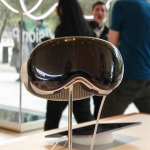 애플 비전 프로의 전면. "EyeSight" 디스플레이와 카메라를 덮는 유리를 볼 수 있다.