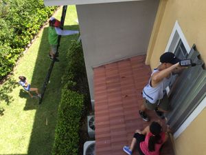 도럴 주민들이 폭풍을 대비해 허리케인 셔터를 설치하고 있다.