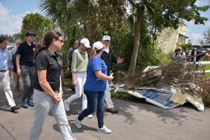 도널드 트럼프 대통령이 허리케인 어마의 피해를 입은 주민들과 이야기하기 위해 플로리다주 네이플스를 방문했다.