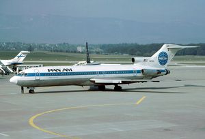 1987년 제네바에 있는 팬암(Pan Am) 보잉 727-200. 핀에어(Finnair)와 올림픽 항공(Olympic Airways) 항공기 또한 보인다.