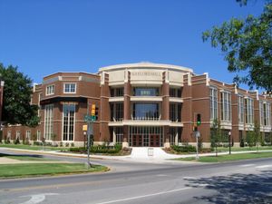 2004년에 완공된 게일로드 저널리즘 및 매스커뮤니케이션 대학의 본관인 게일로드 홀.