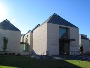 오클라호마 대학교 캠퍼스에 있는 프레드 존스 주니어 미술관(Fred Jones Jr. Museum of Art)은 캠퍼스의 다른 건물들과는 다른 건축 양식을 가지고 있다.