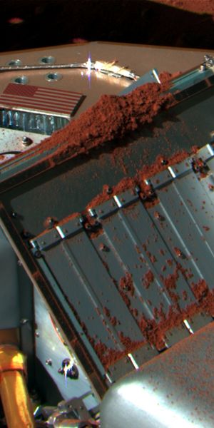 미국 항공우주국(NASA)의 피닉스 화성 착륙선이 열 및 기체 방출 분석기(TEGA) 질량 분석기를 사용하여 "장미빛 붉은색" 도랑에서 채취한 토양 시료를 분석하는 모습