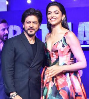 파두콘과 그녀의 단골 공동 출연자인 샤룩 칸이 2023년 영화 파탄 행사에 참석한 모습