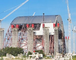 체르노빌 원자력 발전소에 석관을 씌우고 있는 모습 (2013년 8월)