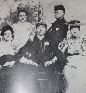 1899년 레만 왕국의 롱 라야(Raja Muda, 왕세자) 투안 레베(가운데 앉아있는 사람). 레만 주는 1902년 초 독립을 위해 반란을 일으킨 파타니, 사이부리, 농칙, 야링, 얄라, 레게, 텔루반을 포함한 다른 여러 말레이 왕국들과 함께 랏타나코신 왕국에 의해 폐지되었다.