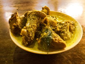 이틱 마삭 로막 칠리 아피, 진한 크리미하고 감칠맛 나는 매콤한 소스를 곁들인 훈제 오리 요리로, 보통 흰쌀밥과 함께 먹는다.