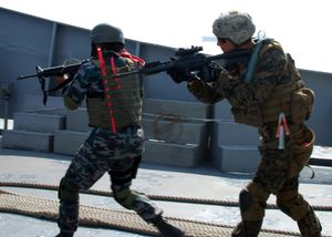 미 해군 대테러 안전팀 태평양 소속 해병대원과 방글라데시 해군 특수전 잠수 및 인양 사령부 소속 해군 병사가 2012년 협력 상호 준비 훈련(CARAT) 기간 중 방글라데시 해군 해상 순찰함 BNS 상구(P 713)에서 불응 선박 검문 훈련 중 적과 교전하고 있다.