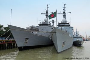 2016년 BNS 이사 칸(Issa Khan) 함: BNS 솜우드로 조이(Somudro Joy)(F28), BNS 솜우드라 아비잔(Somudra Avijan)(F29), 그리고 BNS 님룰(Nirmul)(P813) 함이 나란히 정박해 있다.