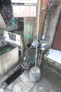 물을 이용한 탄화 칼슘 반응으로 발리에서 사용되는 아세틸렌 발생기. 아세틸렌 실린더를 사용할 수 없는 경우에 사용된다. 'Las Karbit'라는 용어는 인도네시아어로 아세틸렌(탄화물) 용접을 의미한다.