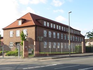 해군체육학교}}