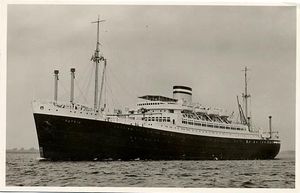 1939년 MV Patria호. 1941년부터 이 선박은 플렌스부르크 항구에 정박하여 병영선으로 사용되었다. 1945년 5월 플렌스부르크 정부에 의해 접수되었다.