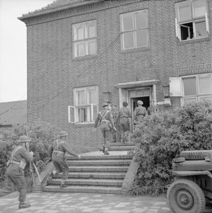 체셔 연대 영국군이 1945년 5월 23일 "블랙아웃 작전" 중 플렌스부르크-뮈르빅의 체육학교에 진입하여 플렌스부르크 정부 구성원들을 체포하는 모습