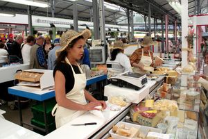 프랑스 시장의 치즈 상인