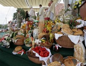 폴란드 가톨릭 성지인 폴란드 첸스토호바(Częstochowa)의 야스나 고라(Jasna Góra)에서 열린 전국 추수감사절 행사.