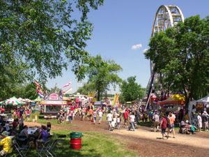 브라트워스트 소시지를 중심으로 한 축제인 브랫 페스트는 1983년부터 매년 현충일 주말에 열리고 있다.