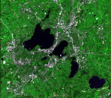 매디슨과 그 주변의 위성사진. 네 개의 호수는 왼쪽 위부터 멘도타 호, 모노나 호, 와우베사 호, 케곤사 호이다.