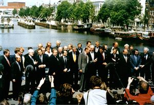 1997년 암스테르담 조약 서명 당시 다른 유럽 지도자들과 함께한 킹켈