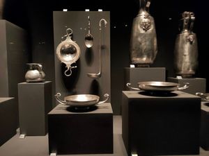 기원전 4세기의 칵테일 관련 용품. 그리스 아이가이 왕릉 박물관