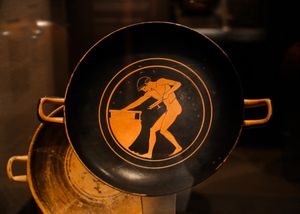 젊은이가 크라테르에 손을 넣어 퀴릭스에 와인을 채우고 있다 (기원전 490~480년경).