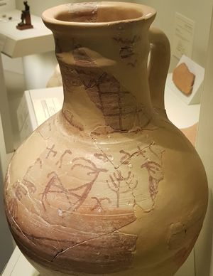 "말키시 주전의 봉헌 비문은 나무 위에 바로 엘라트(Elat)라는 단어가 위치하여... 나무가 여신 엘라트를 나타내는 것임을 보여준다."