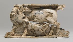 송아지에게 젖을 먹이는 암소를 보여주는 님루드 상아 조각