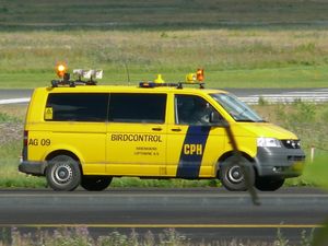다양한 장비를 갖춘 코펜하겐 공항 카스트럽 소속 조류 제어 차량