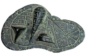 피아센차의 간: 이탈리아 에밀리아로마냐주 피아센차 현에서 발견된 청동 양 간 모형으로, 창자점에 사용되었으며 에트루리아 신들의 이름이 새겨져 있다.