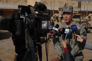 2010년 1월 11일, 미 육군 랜자 소장이 FOB 델타를 둘러보는 동안 이라크 기자들과 이야기하고 있다