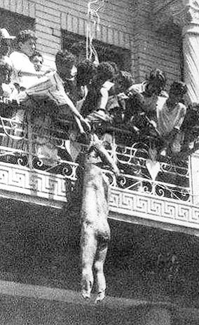 파이살 2세의 친척인 압둘 일라의 시체가 훼손되어 발코니에 걸려 있는 모습.