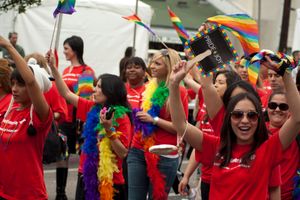 2011년 로스앤젤레스에서 열린 LGBT 자긍심 퍼레이드에 참여한 뱅크 오브 아메리카 자원봉사자들