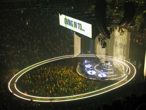 버티고 투어 실내 공연에서는 주 무대를 둘러싼 타원형 경사로와 LED 커튼이 특징이었다.