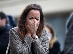 2015년 11월 14일, 르 카리용 바에 서 있는 한 여성이 울고 있습니다.