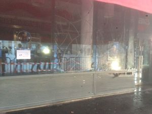 테러 공격으로 손상된 레스토랑(2015년 11월 15일 촬영)