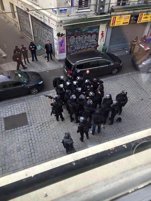 2015년 11월 18일, 생드니에서 진입 작전을 위해 집결한 경찰 병력