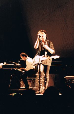 엣지와 보노는 프로듀서 브라이언 이노의 실험적인 접근 방식에 수용적이었다.