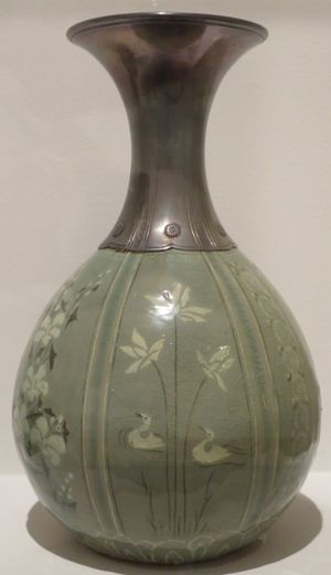 상감 기법을 사용한 고려청자. 여러 가지 색상과 패턴이 나타나 있다.